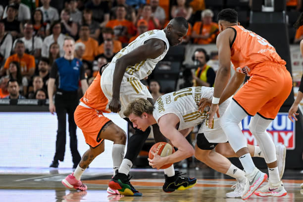 体育山东男篮：无意换帅 主场确定 新援麦克勒莫现身训练场